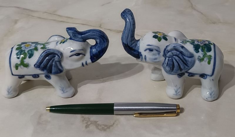 Dos elefantes de cerámica con motivo floral
