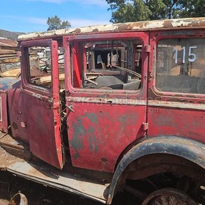 Automóvil Antiguo Clásico Ruedas y Chapa - imagen 1