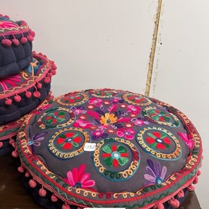 Juego de Almohadones Redondos Bordados con Flecos - imagen 3