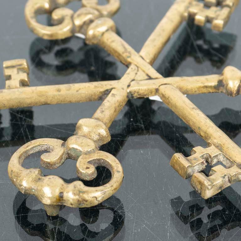 Puerta de bronce con llaves cruzadas - imagen 2