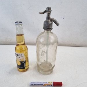 L 340 - 1 Pieza - Antiguo sifón de soda en vidrio grabado con cabezal de peltre de la marca 'Bebidas P.I.M.', ideal para decoración o coleccionismo (Con Detalle En La Base) - imagen 2