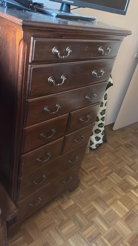 Cómoda de 9 cajones de madera con televisor - imagen 2