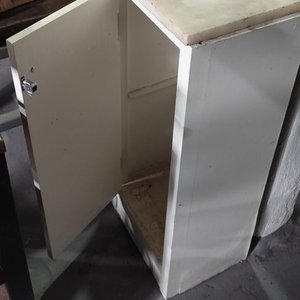 Mueble Blanco con Mesada de Mármol y Una Puerta - imagen 2