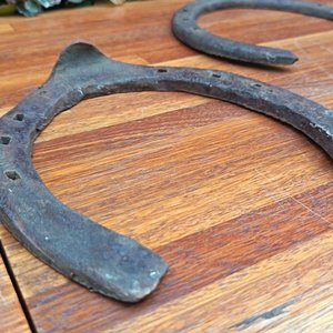 Seis Herraduras Antiguas de Hierro para Colección o Decoración - imagen 4