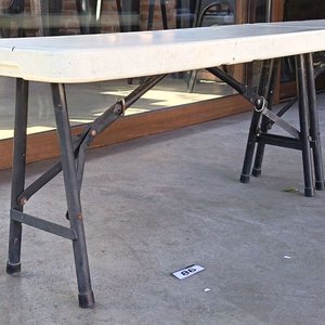 Banco Plegable Tipo Valija - Estructura de Alta Resistencia Banco corrido multiuso plegable a la mitad. Cuenta con una superficie de polietileno de alta densidad (HDPE) resistente a la intemperie y protección UV, ideal tanto para interiores como para exteriores. Medidas aproximadas: 183 cm de largo × 29,50 cm de ancho × 43,50 cm de alto – Con Detalle con Pequeña roptura - imagen 2
