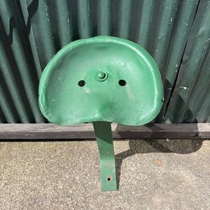 Lote anterior: Asiento de Arado Verde con Soporte Metálico