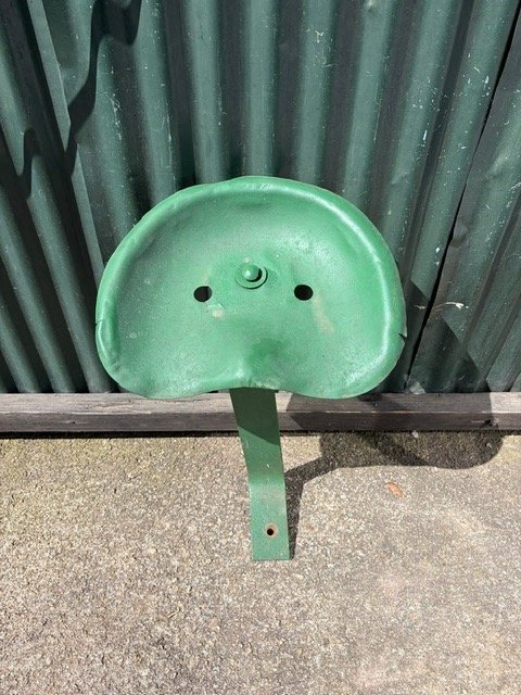 Asiento de Arado Verde con Soporte Metálico