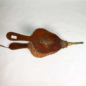 Soplador de Madera y Cuero con Apliques de Bronce - imagen 2