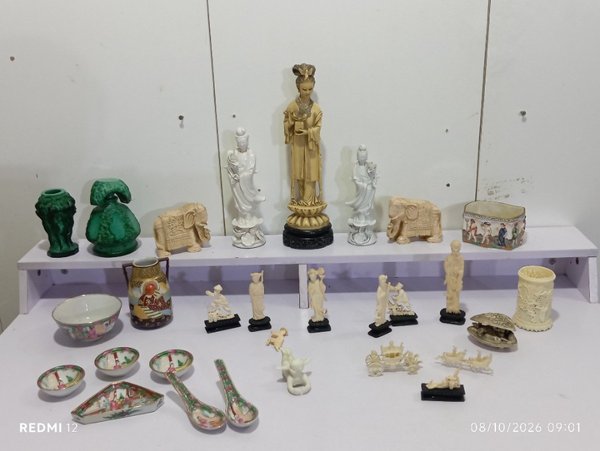 Lote de Adornos Orientales y Variados: Figuras, Elefantes, Floreros y Vasijas en Hueso, Piedra y Loza - imagen 1