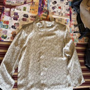 Conjunto de 2 Blusas Femeninas Talle L/XL: Dorada Manga Corta y Crema Estampada - imagen 7