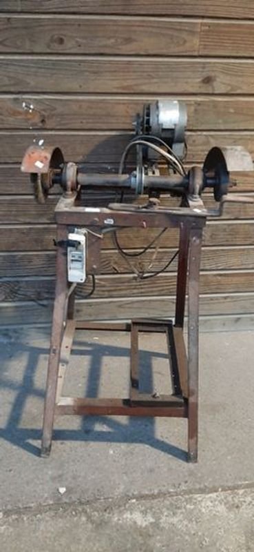 Máquina de mecanizado con motor y piedra de esmeril - imagen 2