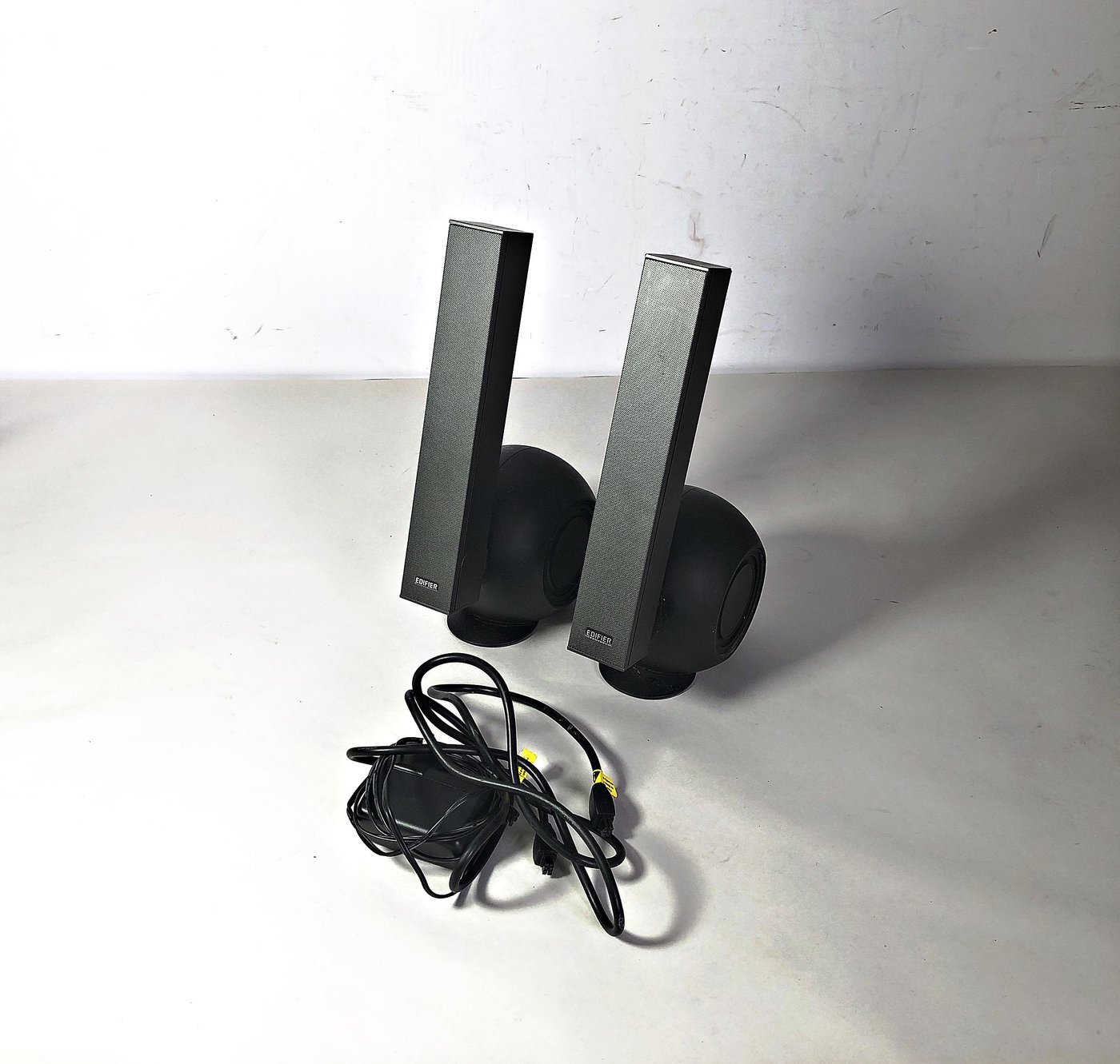Parlantes Edifier Exclaim E10 con Caja