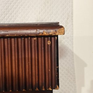 Gran Mostrador/Consola de Madera con Labrados y Patas de León Doradas - imagen 4