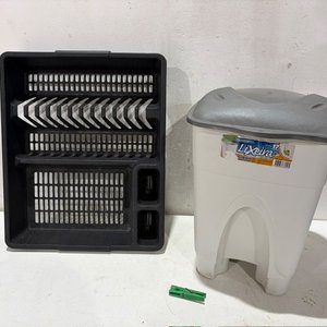 Lote siguiente: Escurridor de Platos Negro y Papelera Blanca con Tapa Gris