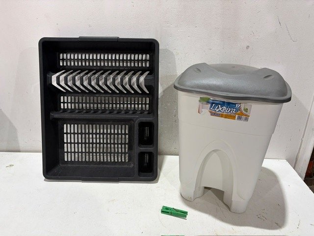 Escurridor de Platos Negro y Papelera Blanca con Tapa Gris
