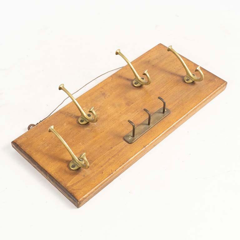Lote siguiente: Perchero de madera y bronce para 7 perchas