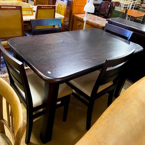 Silla de madera estilo Thonet y mesa de comedor oscura - imagen 2