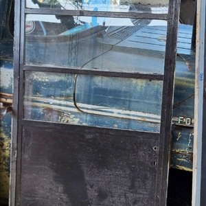 Lote anterior: Puerta hierro con marco cerradura y llave