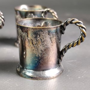 Lote de 9 piezas: Copitas metálicas caladas y shots de cristal ruby con soportes - imagen 12