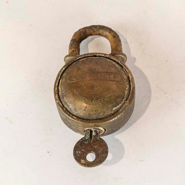 Lote siguiente: Candado de metal y bronce con llave trancado - Medidas: 9cm