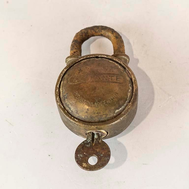 Lote anterior: Candado de metal y bronce con llave trancado - Medidas: 9cm