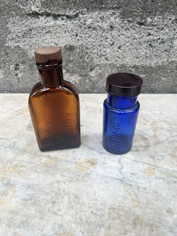 Lote siguiente: Dos frascos de vidrio con tapones de baquelita
