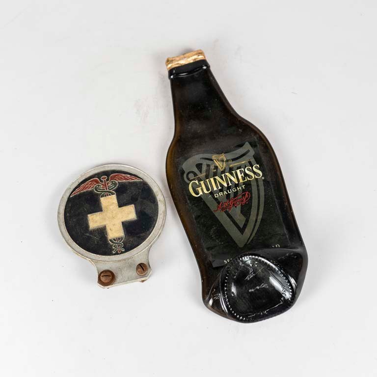 Lote siguiente: Insignia médica de aluminio y botella de cerveza Guinness