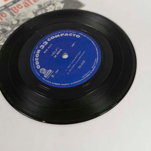 Disco Vinilo Single The Beatles - Help! (1965, 1ª Edición Brasil, Sello Odeón) - imagen 2