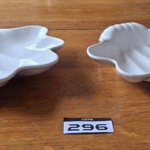 Conjunto de 10 Tazas Blancas con Interior Rojo y 2 Fuentes Concha - imagen 5