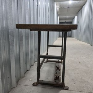 Mesa de Trabajo Industrial con Estructura Metálica y Tapa de Madera - imagen 3