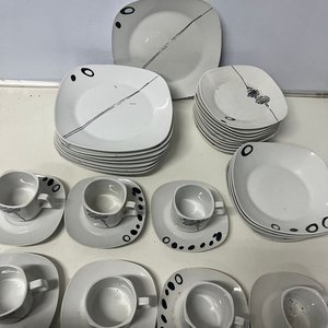 Juego de Vajilla Moderna: Platos y Tazas con Diseño Abstracto - imagen 8