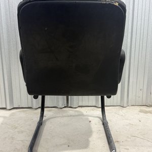 Silla de Oficina Tapizada en Cuero Negro con Estructura Metálica - imagen 4