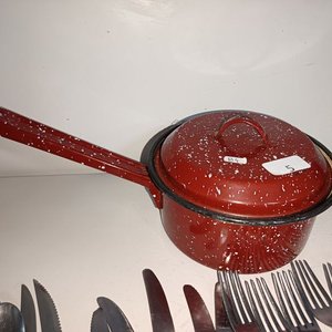 Olla Esmaltada Roja con Cubiertos Varios - imagen 2