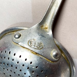 Juego de 2 Piezas de Aluminio Estilo Mariposa: Apoya Fuente y Colador - imagen 4