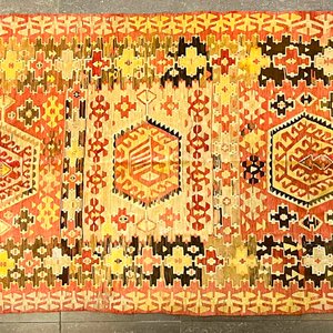 Lote siguiente: Alfombra Kilim Beige, Rosa y Marrón con Dibujos Geométricos