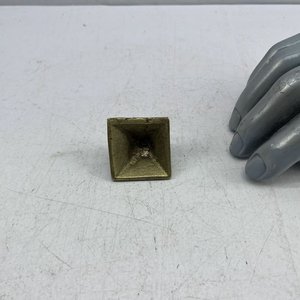 Pirámide Decorativa de Bronce Pequeña - imagen 3