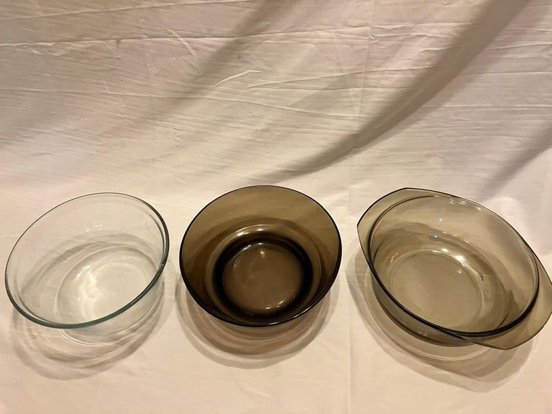 Lote de tres fuentes y bowls de vidrio