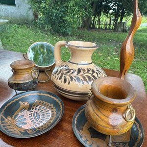 7 adornos varios (cantaro en gade decorado a mano, dos calderos artesanales en madera rustica, platos con diseño de animales en cobre, escultura en madera de un ave y espejo) - imagen 2