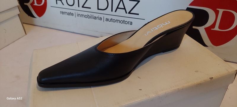 Zapatos de tacón alto con punta puntiaguda - imagen 2