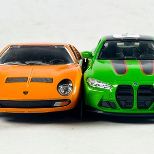 Dos Autos a Escala: Naranja Clásico y Verde Deportivo - imagen 4