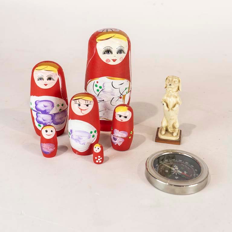 Lote siguiente: Juguetes para niños - Mamushka, brújula y adorno perro