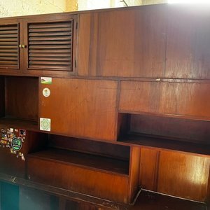 Mueble Divisorio de Madera con Repisas y Puertas - imagen 4