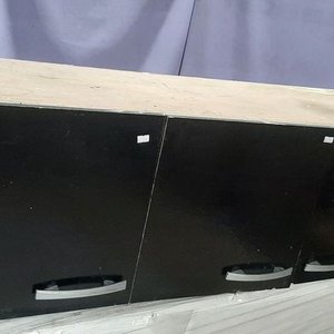 Mueble Aéreo Negro con 3 Puertas y Manijas Metálicas - imagen 3