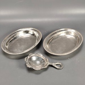 Par de Fuentes Ovaladas y Colador de Té en Metal Plateado - imagen 2