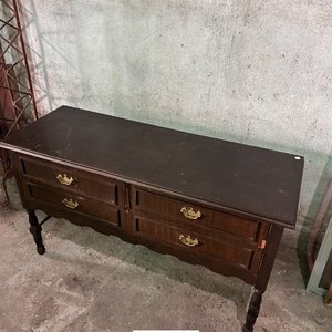 Mueble de madera oscuro con 4 cajones y herrajes dorados - imagen 2