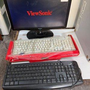 Lote de Artículos de Informática: 2 Torres, 2 Monitores, Teclado, Mouses, Micrófonos y Impresora - imagen 2