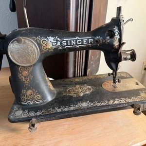 2 Máquinas de Coser Antiguas Singer sobre Mesa de Hierro con Pedal - imagen 6