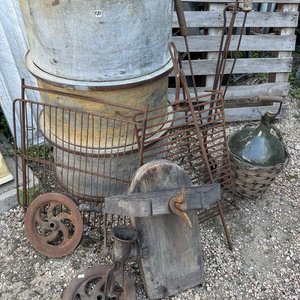 TANQUE DE HIERRO (Averiado) ,PARRILLAS, ATIZADORES, DAMAJUANA DE ANCAP, ROLDANAS, TAPA DE PILETA DE VINOS, TAMIZADORA - imagen 1