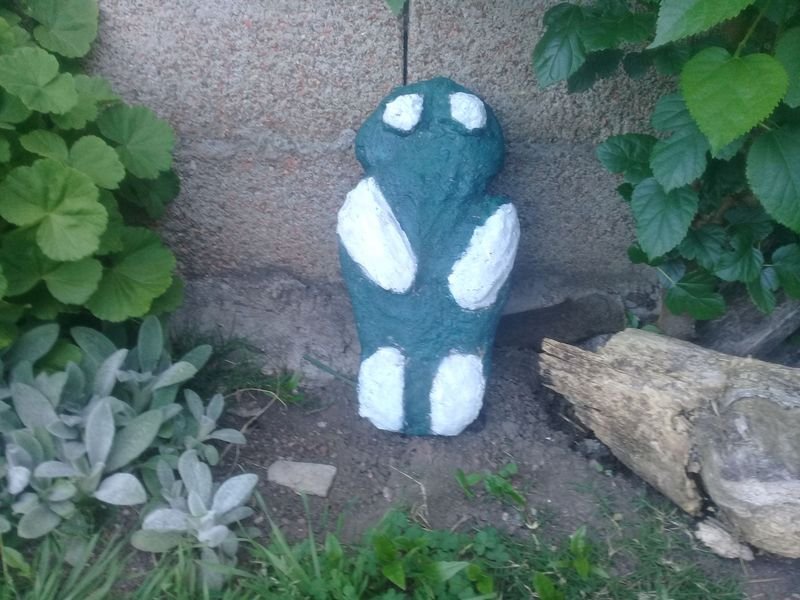 Lote siguiente: Figura decorativa de jardín en forma de rana de concreto