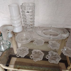 Lote siguiente: Lote de Cristalería: Aceitera, Floreros, Copetinero y Platos Decorativos